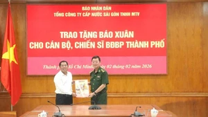 西贡供水总公司领导向胡志明市边防部队战士赠送2026年丙午年春节特刊。
