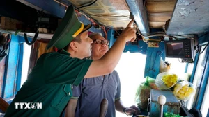 嘉莱省边防部队检查设备。（图片来源：越通社）