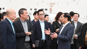 裴青山副总理检查2026年春季博览会筹备工作进展情况。（图片来源：baochinhphu.vn）