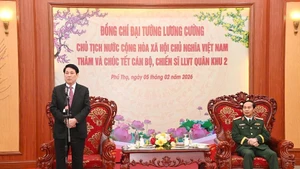 国家主席梁强看望慰问第二军区。（图片来源：qdnd.vn）