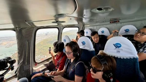 游客从高处欣赏胡志明市的景色。（图片来源：sggp.org.vn）