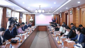 新闻发布会场景。