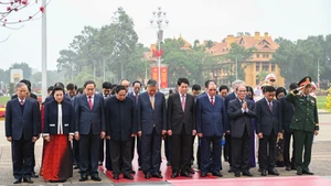 党和国家领导、前领导人缅怀胡志明主席。