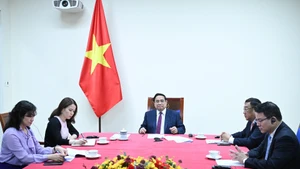 越南政府总理范明正与阿尔及利亚总理西菲·格里布电话。