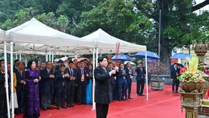 越南国家主席梁强与海外侨胞代表在李太祖雕像上香。