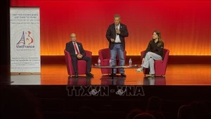 法国越南企业家协会主席阮海南在研讨会上与学生们交流。（图片来源：越通社）