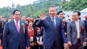 苏林总书记、范明正总理和各位代表强旺谅山省同登乡同登九年一贯制寄宿学校出席2026年陆地边境各乡九年一贯制寄宿学校同步动工仪式。（图片来源：giaoducthoidai.vn）