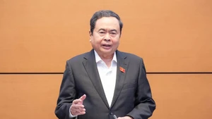 国会主席陈青敏主持会议。（图片来源：quohoi.vn）