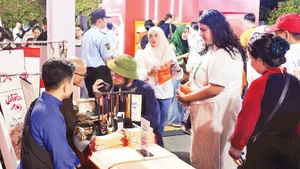 国际游客参加2025年胡志明市旅游周活动。