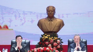 越共中央总书记苏林和老挝人民革命党中央总书记、国家主席通伦·西苏里共同主持会议，通报越共第十四次全国代表大会成果。