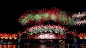 2026年新年之际，澳大利亚悉尼海港大桥燃放了烟花。