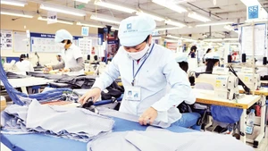 10号服装总公司在生产出口服装。（阮登 摄）