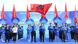 越共中央候补委员、胡志明共青团中央书记处常务书记阮明哲（前排右起第四位）同胡志明共青团河内市团市委代表及有关单位代表参加首都青年的青年月启动仪式。