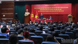 越共中央总书记苏林会见越南驻老挝大使馆工作人员和旅老越侨代表。