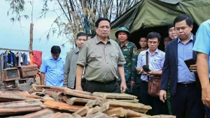 11月29日下午，政府总理范明正走访慰问得乐省和盛乡灾民。（图片来源：VOV）