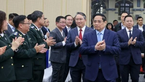 12月13日上午，越南政府总理范明正出席2025年及2021-2025年任期司法工作总结暨2026~2030年任期工作定向、2026年重点任务部署全国会议。（图片来源：越通社）