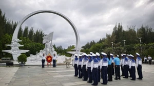 海外越南人国家委员会、波兰黄沙-长沙俱乐部以及“致力于越南海洋岛屿”欧洲越南人联络委员会在鬼鹿角礁战士纪念区进香。（图片来源：越通社）