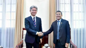 越南外交部常务副部长阮明宇会见日本国际协力机构东南亚和太平洋区域事务局局长米田元。（图片来源：国际报）