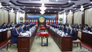 越共中央总书记苏林与老挝人革党中央总书记、国家主席通伦举行会谈。（图片来源：越通社）