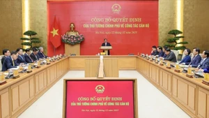 越南政府总理范明正日前向黎孟雄颁发工贸部代理部长任命决定。