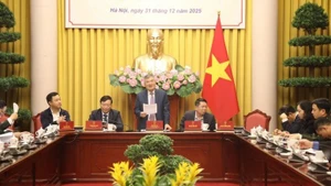 越南国家主席办公厅于12月31日下午在主席府举行新闻发布会，正式公布由国家主席签署的第十五届国会及第十五届国会常务委员会通过的十四部法律和一项法令。（图片来源：越通社）