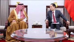 越南外交部长黎怀忠会见前来辞行拜会的沙特阿拉伯驻越南大使。（图片来源：越通社）