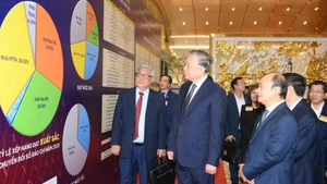 苏林总书记参观了展示新闻机构数字化转型成果的展区。