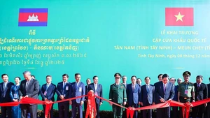 越南政府总理范明正与柬埔寨首相洪玛奈共同出席新南— Meun Chey国际口岸启用仪式。（图片来源：VGP）