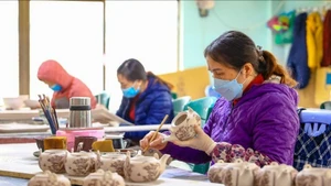 河内市手工艺村紧锣密鼓忙生产。（图片来源：新河内报）