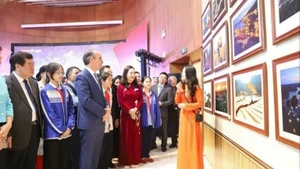 各位代表参观图片展。