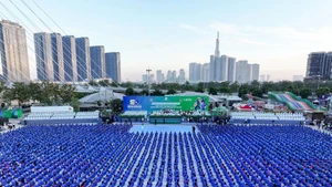 6万名学生参加越武道武乐汇演 成功创造世界纪录。（图片来源：VOV）