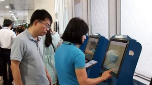 附图：12月1日起越南机场实施新规，仅托运行李及特殊旅客需柜台办理。（图片来源：越通社）