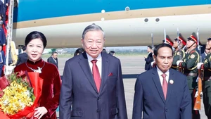 越南共产党中央委员会总书记苏林和夫人吴芳璃率领越南高级代表团的欢迎仪式在老挝万象瓦岱国际机场举行。