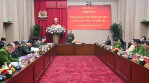 公安部新闻发布会场景。