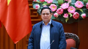 政府总理范明正在会上发表讲话。 （图片来源：越通社）