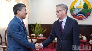 越南外交部常务副部长阮明宇与老挝外交部长通沙万•丰威汉。