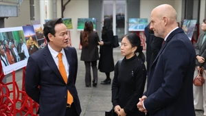 越南常驻联合国、世界贸易组织及在日内瓦其他国际组织代表团举办了主题为"越南——一个充满活力与抱负的国家"的图片展。（图片来源：越通社）