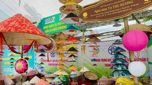 附图：河内旅游局12月8日透露，河内工艺村、工艺街美食旅游节将于2025年12月11日至14日在西湖文化创意空间（郑公山步行街）举办。（图片来源：VGP）