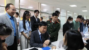 为7个省市劳动者提供免费体检。（图片来源：越南法律报）