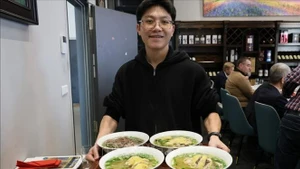 向德国友人推介越南河粉。