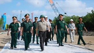 越南政府总理范明正实地考察金瓯省地角地区交通基础设施项目。（图片来源：VGP）