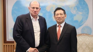 越南政府副总理胡德福会见友邦保险集团董事长马克·塔克。（图片来源：VGP）