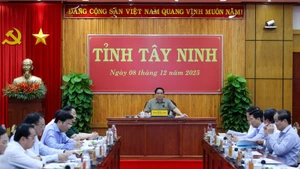 政府总理范明正12月8日与西宁省委常委会就2025年经济社会发展情况、2026年工作方向、任务以及推动西宁快速、可持续发展的政策措施举行工作会议。（图片来源：VGP）