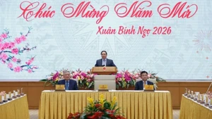2月23日上午，越南政府总理范明正在2026年春节假期后的首个工作日会见了政府办公厅全体干部、职员，致以新春祝福，并指导部署工作任务。（图片来源：VGP）