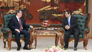 越南政府总理范明正会见古巴党、国家特使，古共中央政治局委员，外交部长罗德里格斯。