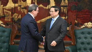 越南政府总理范明正会见古巴党、国家特使，古共中央政治局委员，外交部长罗德里格斯。（陈海 摄）