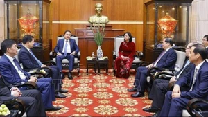 国会主席陈青敏于2月23日上午前往越南祖国阵线中央委员会走访，并向全体员工致以新春祝福。（图片来源：越通社）