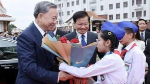 资料图：2024年7月，老挝人民革命党中央委员会总书记、老挝人民民主共和国主席通伦·西苏里欢迎越南共产党中央委员会总书记苏林将对老挝进行国事访问。（图片来源：越通社）