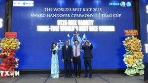 越南ST25大米被授予2025年度“世界最香大米”奖杯。