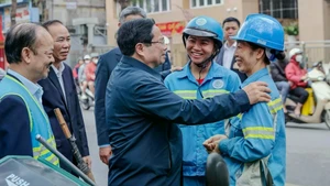 政府总理范明正春节前夕走访慰问首都河内环卫工人。（图片来源：VGP）